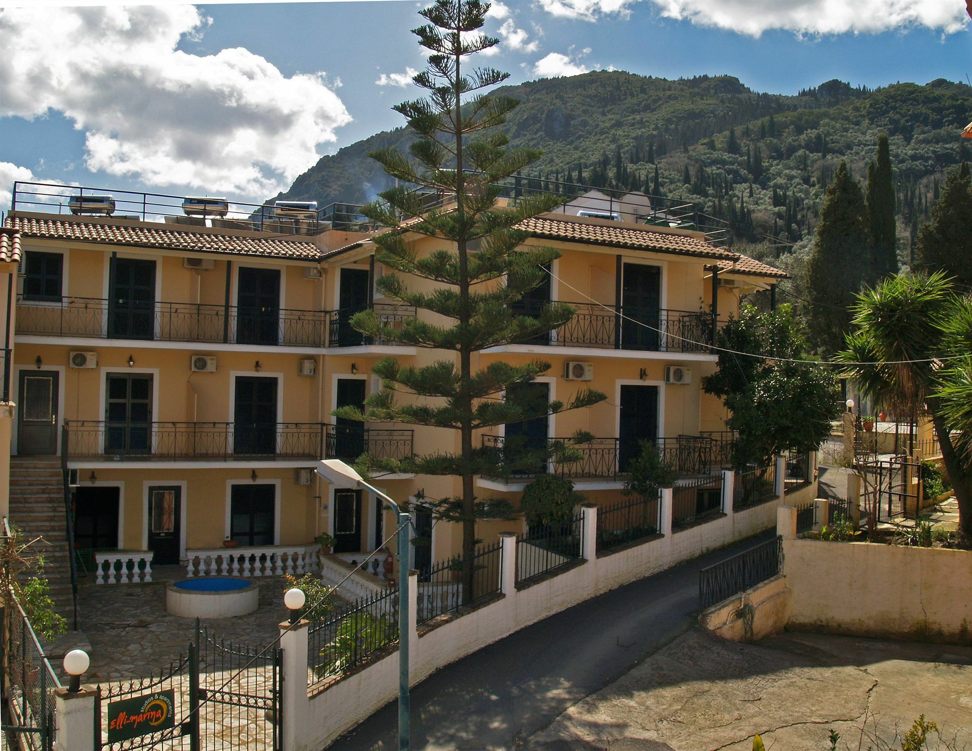 Elli Marina Studios And Apartments Benitses  Dış mekan fotoğraf